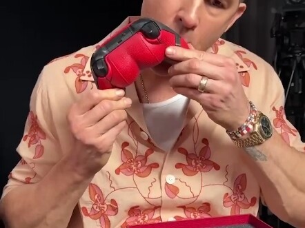 Ryan Reynolds và Hugh Jackman cùng mở hộp bộ điều khiển Xbox Deadpool và Người Sói: “Đối với các con