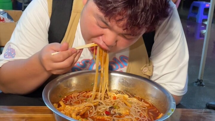Warm-hearted little brother took the high-speed train just to take on the 5-liang snail rice noodle 