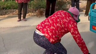 Lakukan jungkir balik di depan kakek-nenek Anda untuk melihat reaksi mereka?