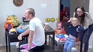 孩子吃饭时不专心，拿东西扔人 被妈妈教育...