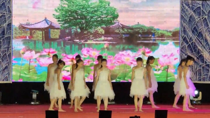 Nữ sinh trung học chân trần biểu diễn vũ đạo hiện đại “Người Đuổi Theo Ánh Sáng”