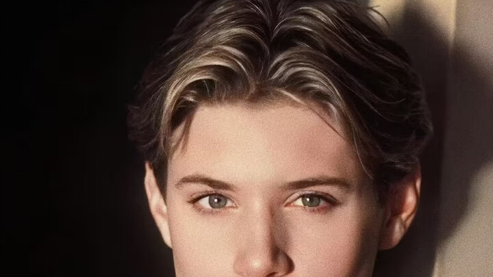 Saat kamu sedang berciuman, adik anjing Golden Retriever-mu malah mengacau.