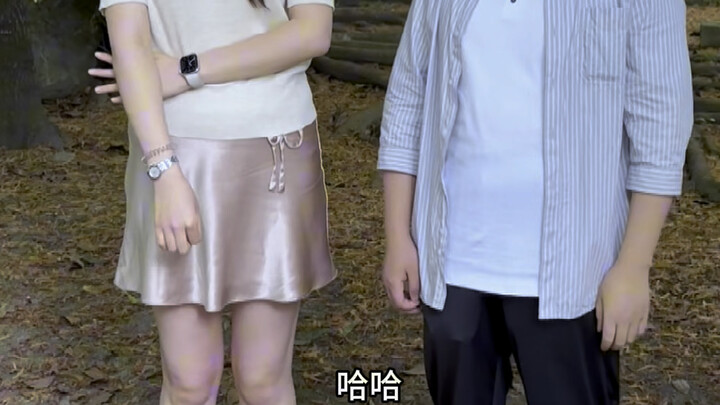 Perempuan penutur bahasa Inggris kembali ke pabrik bertemu pria yang sedang bermain opera