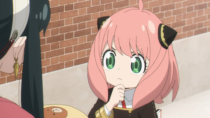 جاسوس في المنزل: آنيا تهديك ورقة شجرة!