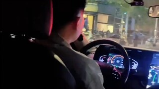 打车遇到帅叔叔，“社牛”萌娃直接开始牵线：称要把小姨送出去