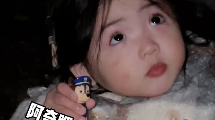Em bé nhân loại dắt chú chó trong mơ đi ngắm pháo hoa