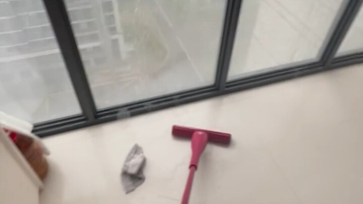 When a typhoon is coming, absolutely do not stick an X-shaped tape pattern on large window panes!
