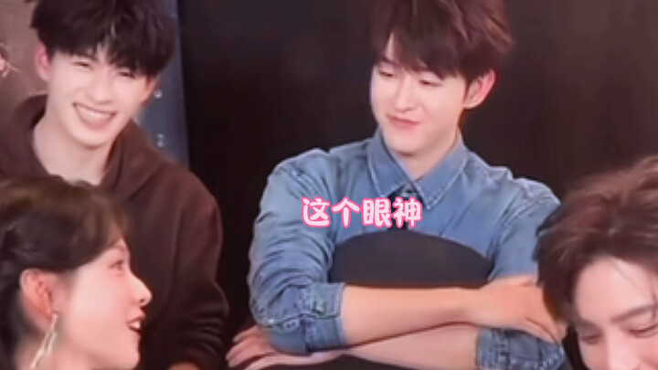 “แกล้งล้มตัวลง～” “เหวินเซียวถึงกับอึ้งไปเลย” “ฉันอยากดูคุณทำท่านี้สิ” “งั้นฉันรีบหน่อย ฉันรีบหน่อยแล