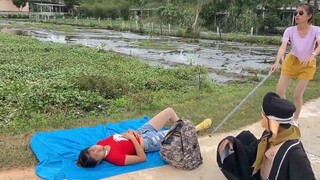 เธอนอนอยู่บนพื้นได้อย่างไร?
