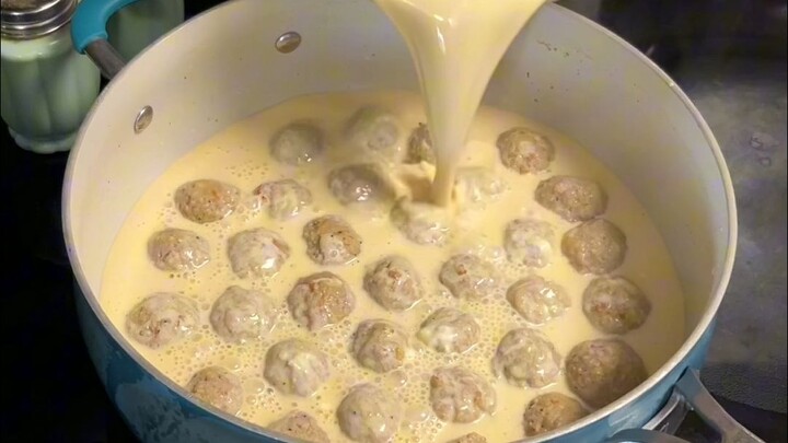 Ibu lagi bikin masakan orang kulit putih... Spageti bakso Swedia