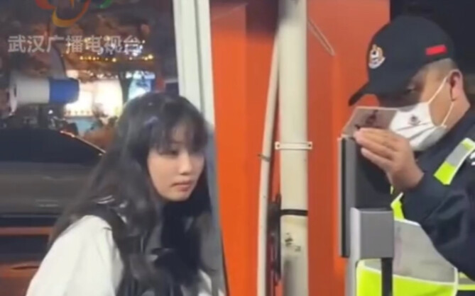 สาวแต่งหน้าฮาโลวีนถูกกักบริเวณที่ประตู