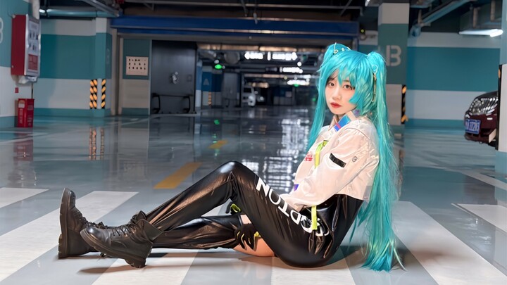 Chị gái trang phục đua xe Hatsune, quần da đàn hồi, màn hình dọc rung rinh DDD, quay một mạch từ đầu