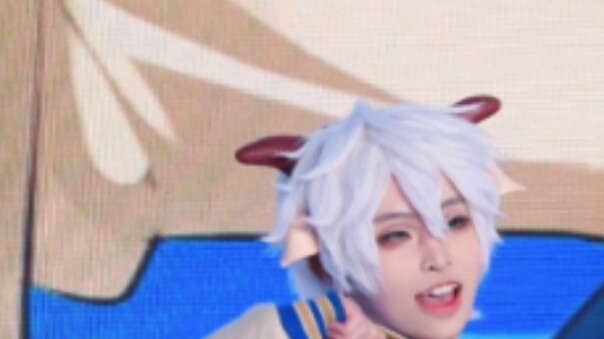 Siapa yang menggambar latar belakang panggung?