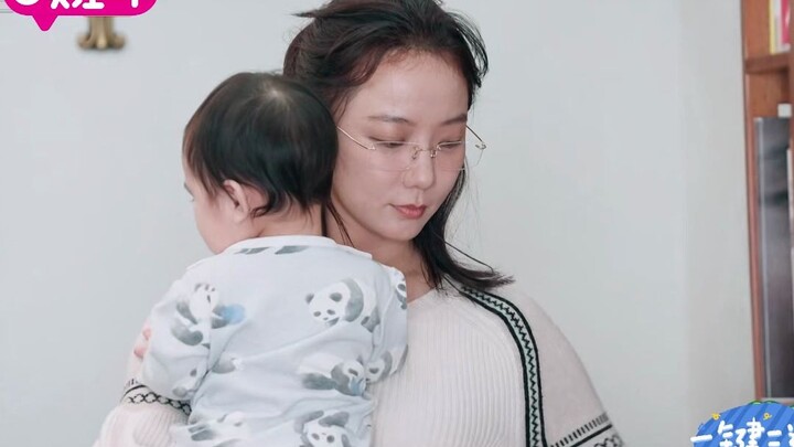 Vương Lạc Đan trêu chọc cháu gái: Nhìn xinh xắn thế đừng có giống tôi nhé! Bế trẻ đâu ra đấy, rất ra