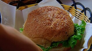 Có hai món ngon mà Kai 1 không thể bỏ qua: bánh bao của dì Hui và burger của Meizhen!