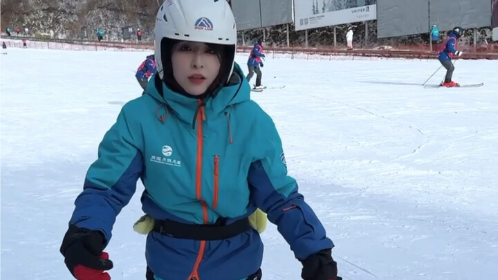 Saat aku dan rekan-rekan perempuan pergi bermain ski.