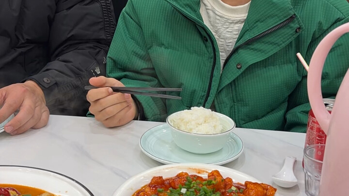 Hôm nay ra ngoài ăn tối, con trai lại gọi đúng ba món quen.