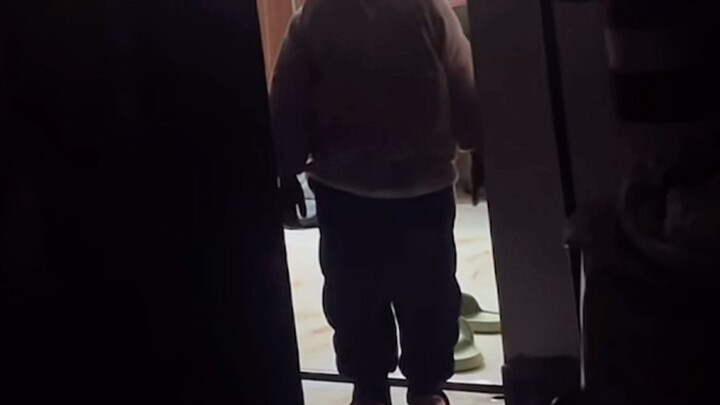 Gadis kecil itu dengan malu-malu memanggil “Mama” sebanyak lima kali, baru kemudian sang mama seteng