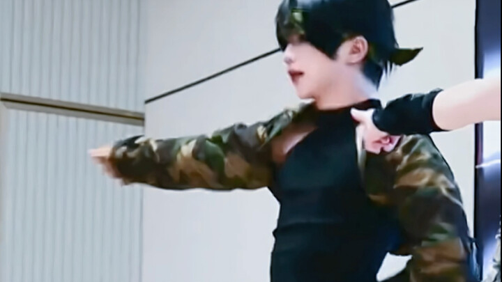 Kalau cewek, dia ganteng banget. Kalau cowok, dia berbakat banget.