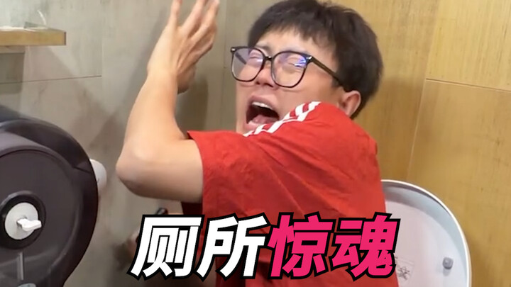 Orang yang selalu mengetuk pintu tiap kali aku ke toilet!