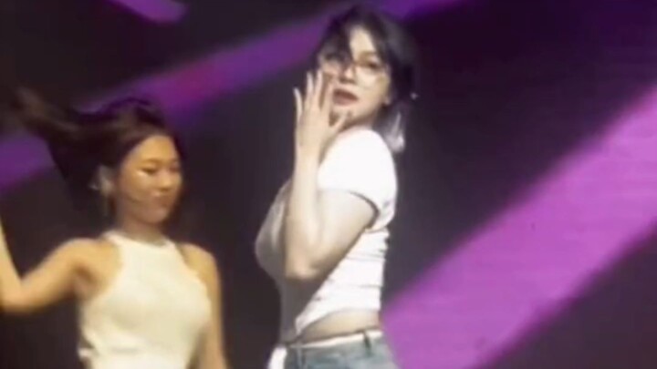 [China Medical University]: Those wearing glasses undoubtedly deserve the center position