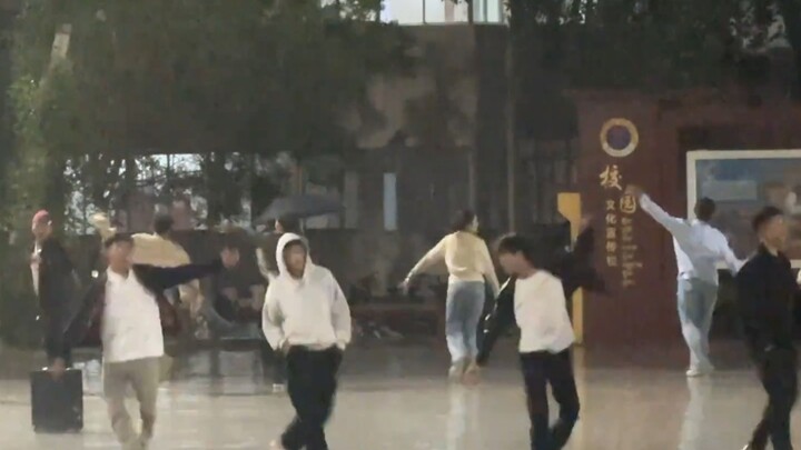 Điểm danh những vũ công “linh hồn” trong khuôn viên trường: Mở màn đã làm cả khán phòng bùng nổ!