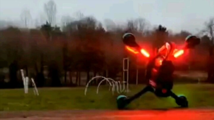 Rasakan pengalaman mendebarkan terbang dengan kecepatan tinggi dari sudut pandang drone