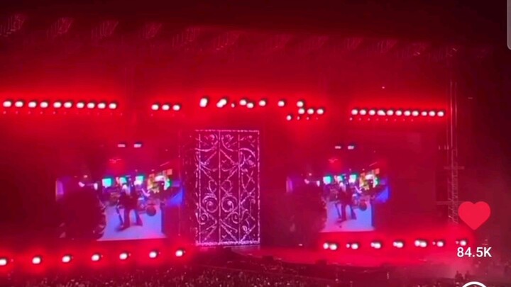 Filipino Engenes can sing Heesung high notes and sang the whole song smoothly