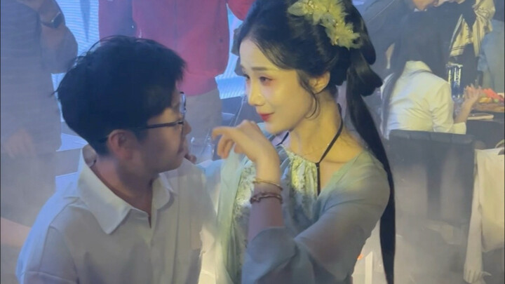 أموت من الضحك! تشِه تشِه جميلة لدرجة أنني تجمدت من الدهشة. نسيت حتى أن تخرج مصاصة الحلوى من فمها أثن