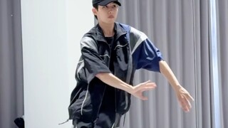 【دونغ سيتشنغ وينوين】لقطات من استوديو التدريب لأغنية Señorita.. الطالب وينوين الذي لا يزال يتدرب بجد 