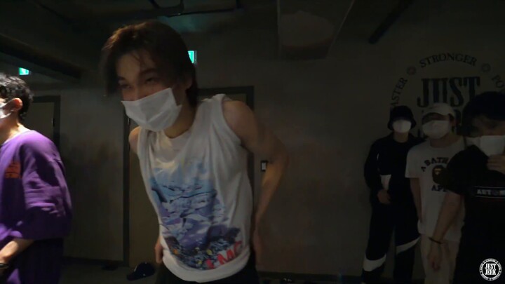 Koreografi terbaru adik perempuan tampan Bada Lee "In For It"