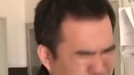 طالب يتناول وجبة المدرسة ويصاب بالتقيؤ الجماعي، والمدير يغطي وجهه باكيًا، قائلًا إنه لا يستطيع تغيير