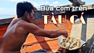 Bữa Cơm Trên Ghe • Tôm Xào Hẹ, Cá Cơm Chiên Chấm Mắm Me | Ngư Dân Miền Tây