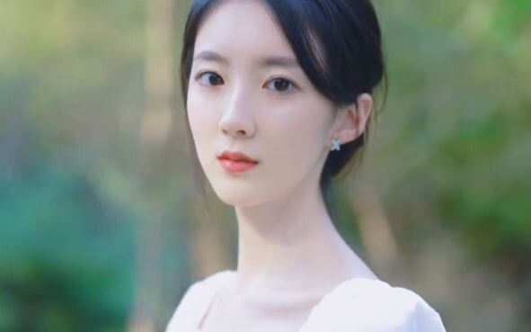 ความรักในโลกนี้ ก็แค่แก้วน้ำเมี่ยนจื่อใส่ถ้วยพอซีลสีขาวกลางหน้าร้อน ขณะที่น้ำแข็งก้อนเล็กกระทบขอบแก้