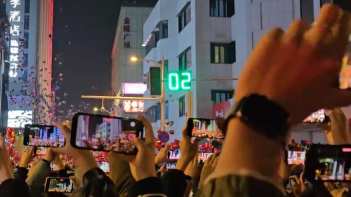 This year’s New Year’s Eve is probably the most awkward in recent years—everyone feels awkward, yet 