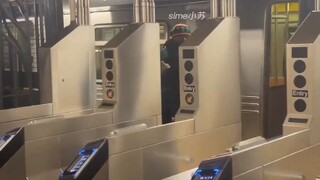 من الطبيعي أن ترى أي شيء في مترو نيويورك