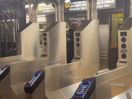 在纽约地铁看见什么都很正常