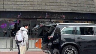 女子自称遇到“真少爷”，“我们都走上来的 他这个车开过来了”