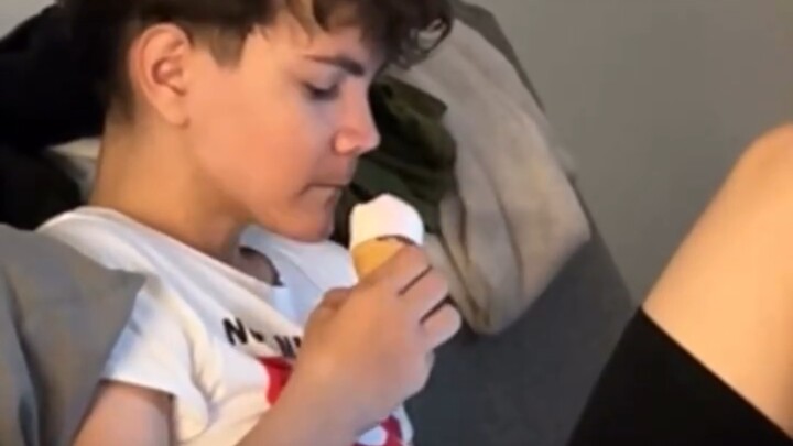 ไอศกรีมนี้จะกินดีไม่กินดีนะ? ตอนคนกำลังอึดอัดเนี่ย งานชุกมากเลย…