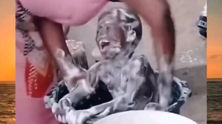 ketika bocil lagi dimandiin emaknya🤣