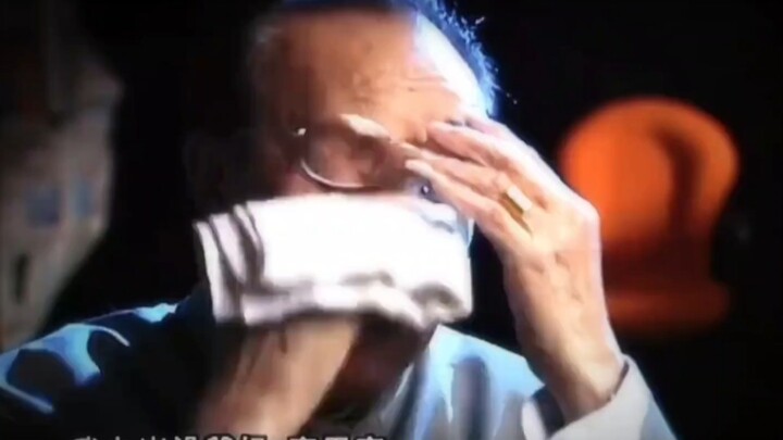 Linh hồn trẻ thơ tan vỡ đang khóc qua tấm thân già nua.