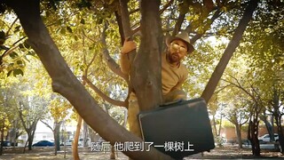 男人假扮成雕像，帮老人拿回了被骗的钱