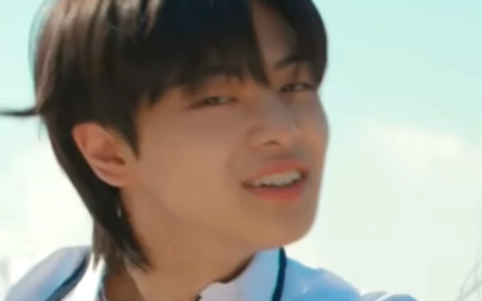 Turns out the guy next to Minji and Hanni is Leo, who’s been hyping you up as an A-list idol.