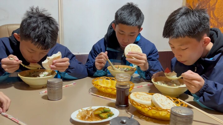 Motor listrik ibu udah disiapin, truk roda tiga ini mantep banget, kan? Tengah hari ini aku bawa si 