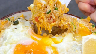 Gặp bất ngờ món cơm chiên trứng 8 quả trong con hẻm nhỏ dưới tòa nhà dân ở Trùng Khánh! Ngon quá trờ