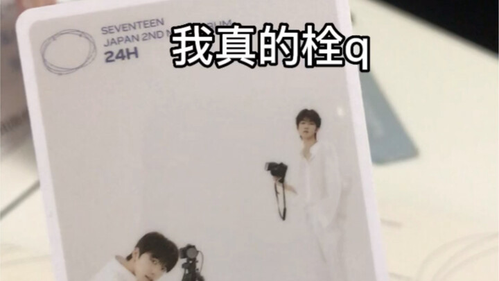 Hai năm sau mới phát hiện thẻ nhỏ trong album