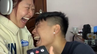 看嘴型和闺蜜打电话。