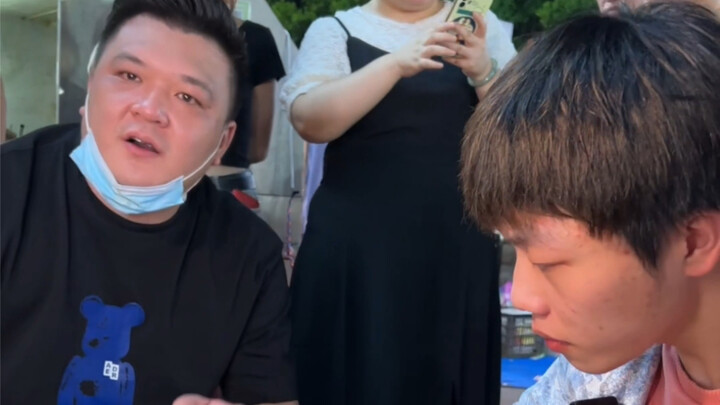 Tantangan 5 mangkuk mi siput, si Xiao Jia berani banget datang!