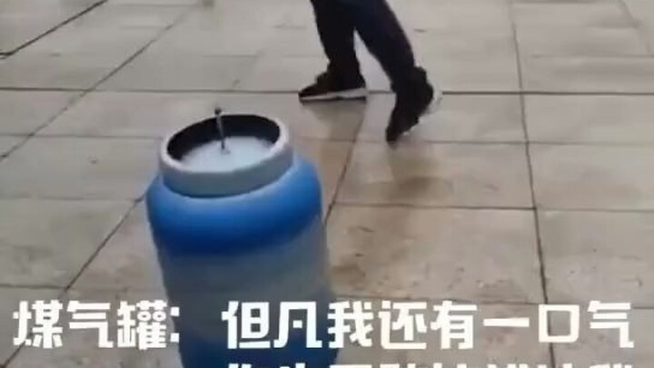 ตราบใดที่ฉันยังมีลมหายใจอยู่ แกก็ออกไปได้เลย
