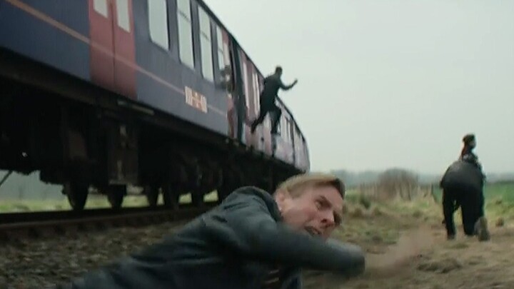 Passengers collectively jump off a speeding train, all just to enter a mysterious小镇that doesn't exis